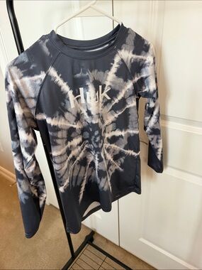 Huk Kids Long Sleeve Tie-Dye Rash Guard in Grey and White Youth M